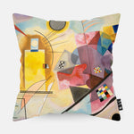 Kussen met moderne kunst en de kleuren geel, rood, blauw erop afgebeeld.