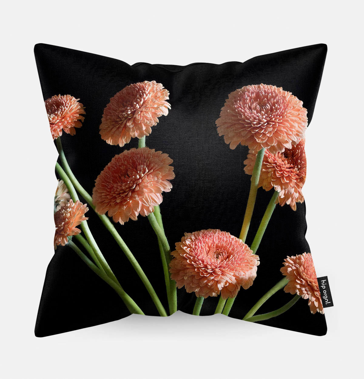 Sierkussen met gerbera's met een zwarte achtergrond