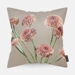 Sierkussen met gerbera's en een beige kleur