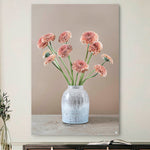 Schilderij met gerbera's en een grijze vaas tegen ene lichte muur en een japandi dressoir