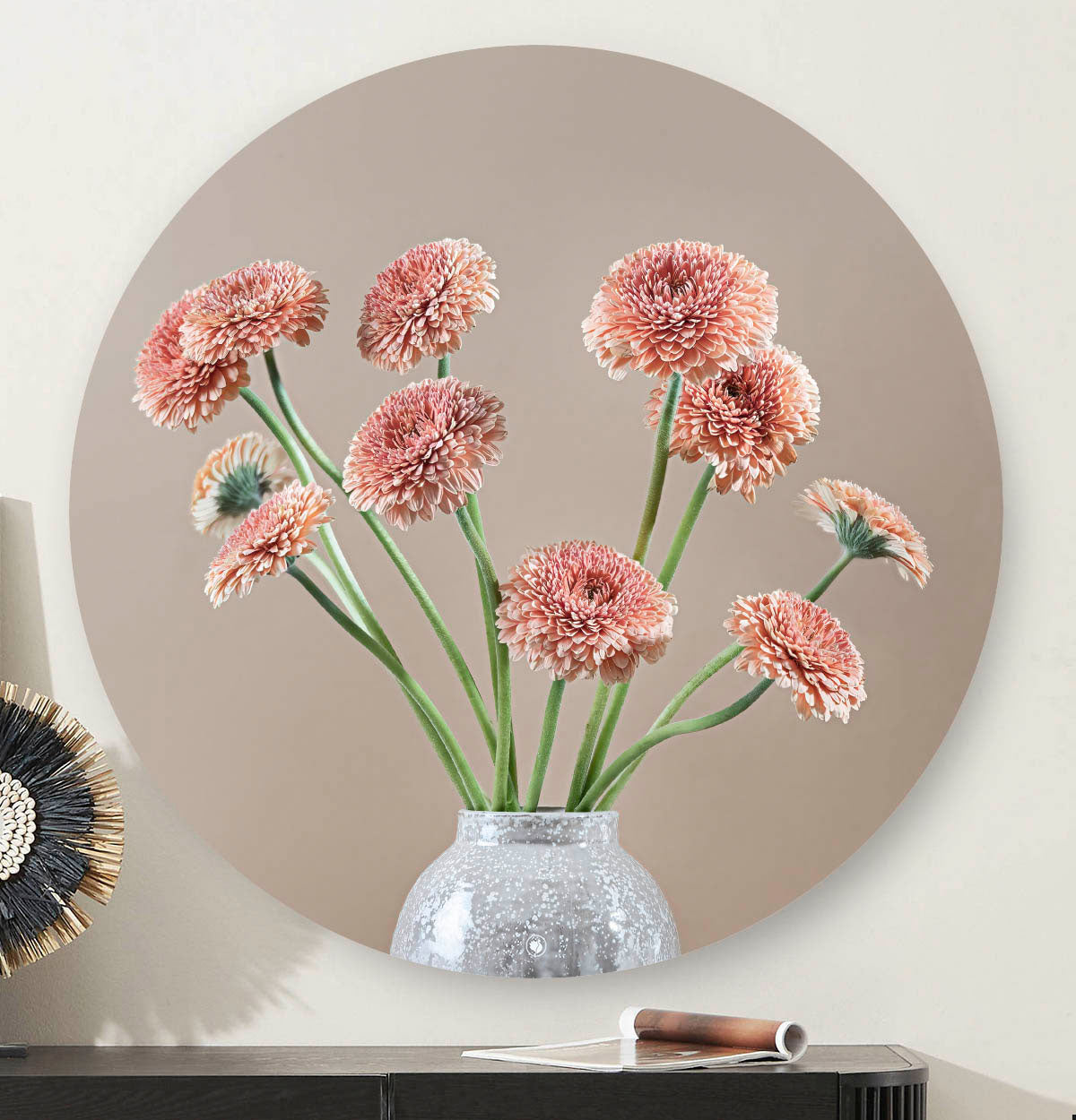 Wandcirkel met gerbera's en een grijze vaas tegen een lichte muur