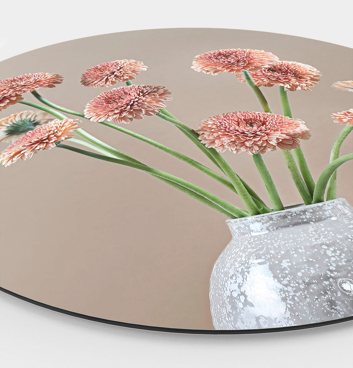 Zijkant van een wandcirkel met gerbera's en een grijze vaas