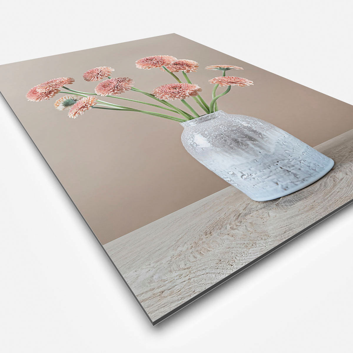 Wanddecoratie met gerbera's en een grijze vaas