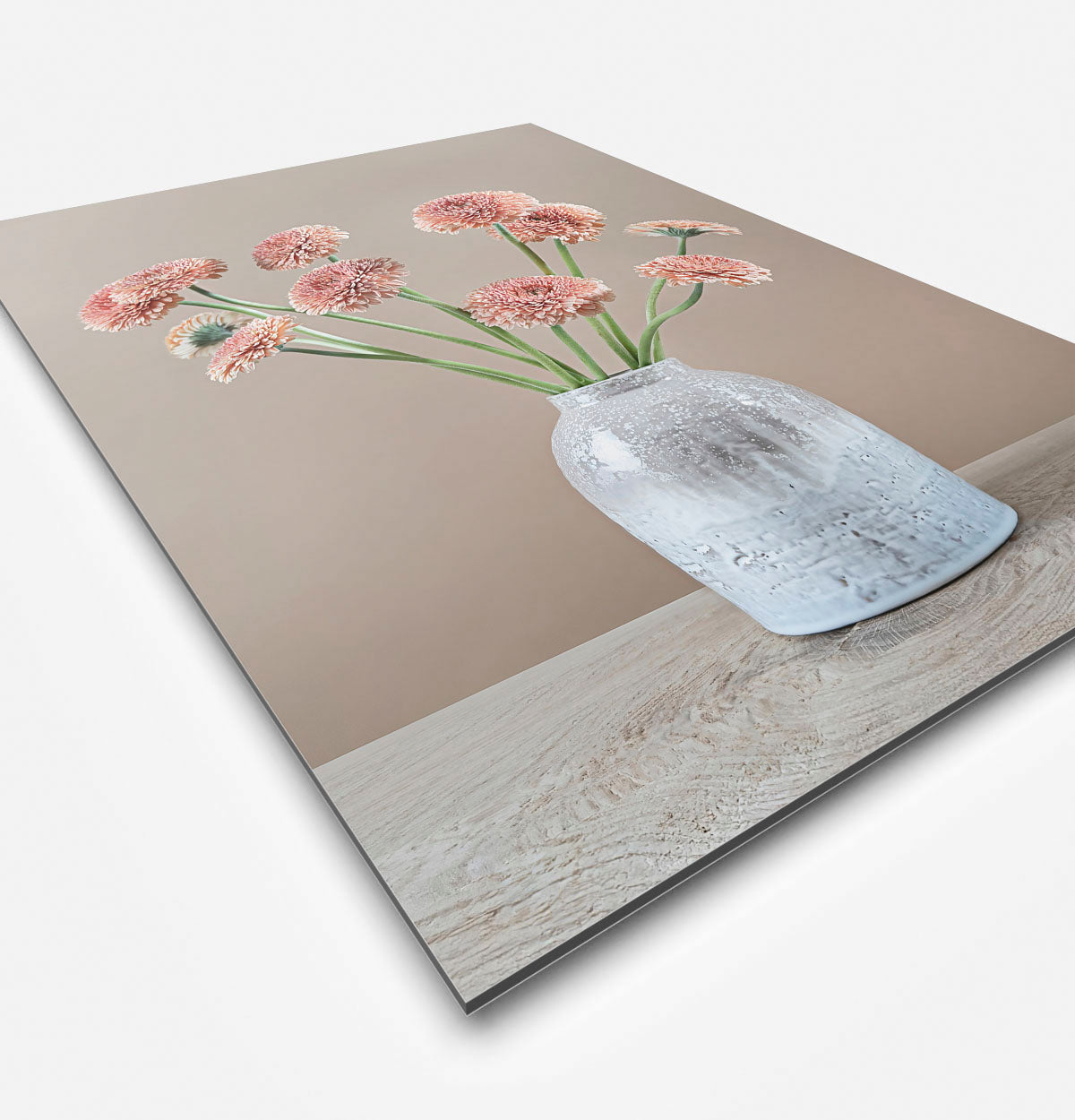 Wanddecoratie met gerbera's en een grijze vaas