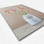 Wanddecoratie met gerbera's en een grijze vaas