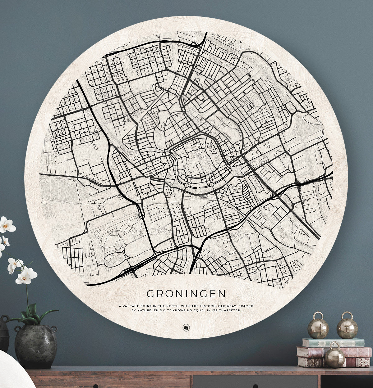 Wandcirkel met de stad Groningen tegen een blauwe muur