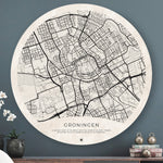 Wandcirkel met de stad Groningen tegen een blauwe muur