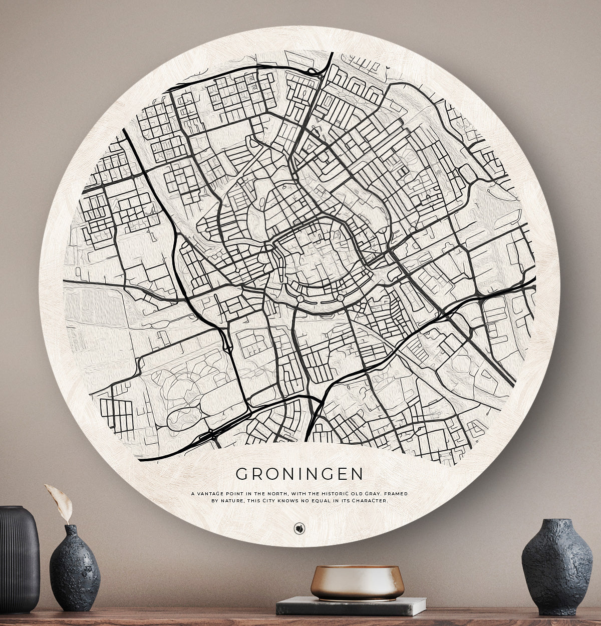 Wandcirkel met de stad Groningen boven een dressoir
