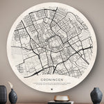 Wandcirkel met de stad Groningen boven een dressoir