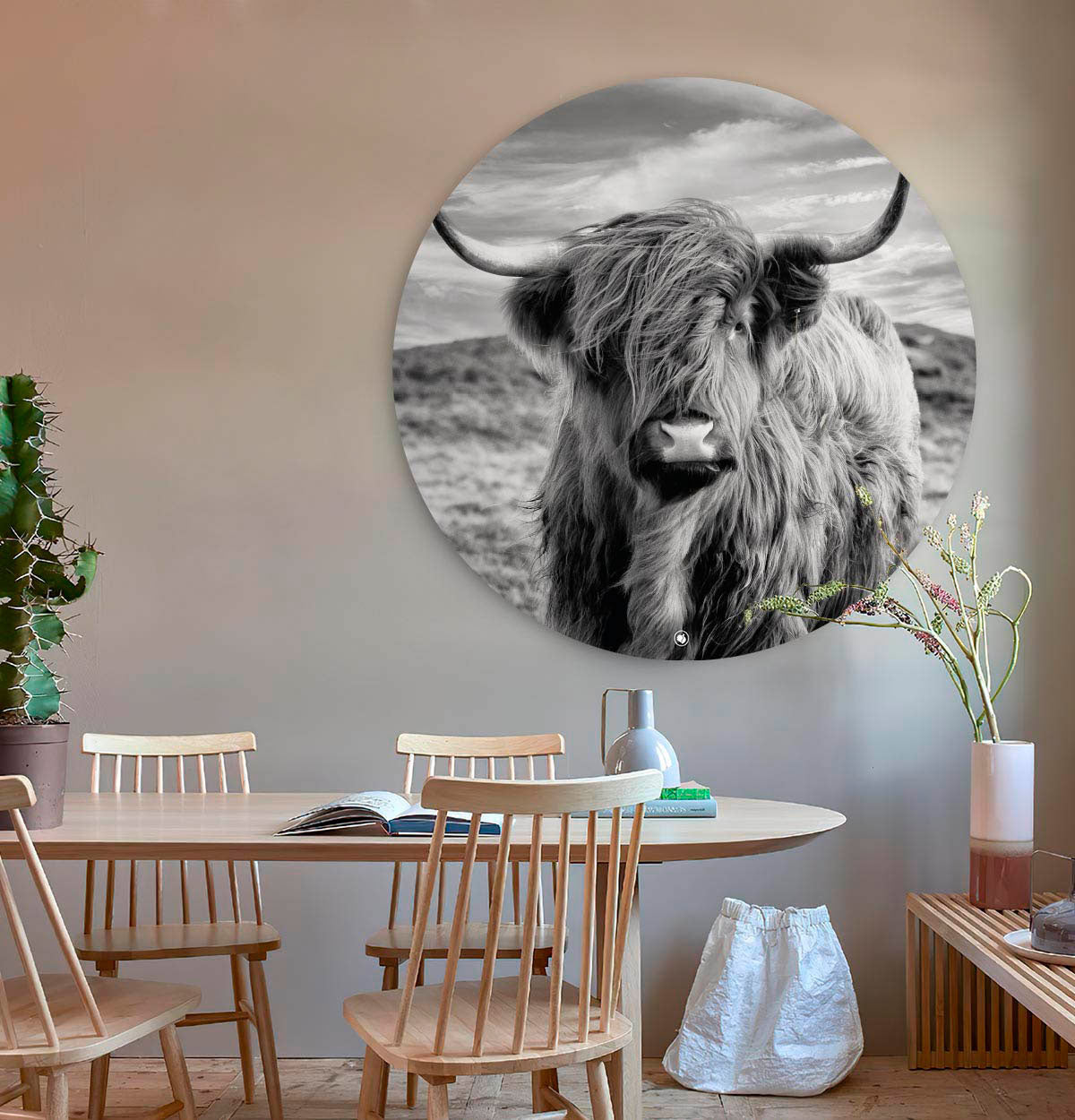 Woonkamer met een ronde wandcirkel van een bizon in het zwart-wit.