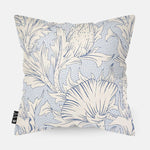 Achterzijde sierkussen met een bloemen patroon en een licht blauwe achtergrond kleur