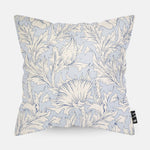Voorzijde van een sierkussen met een bloemen patroon en een licht blauwe achtergrond kleur