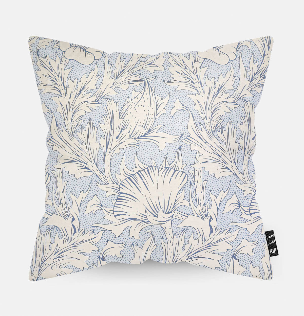 Voorzijde van een sierkussen met een bloemen patroon en een licht blauwe achtergrond kleur
