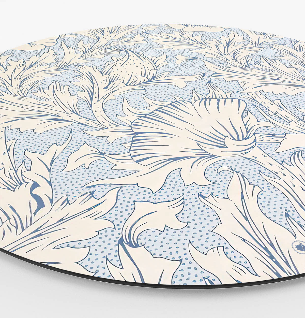 Zijaanzicht muurcirkel met licht blauw bloemenpatroon