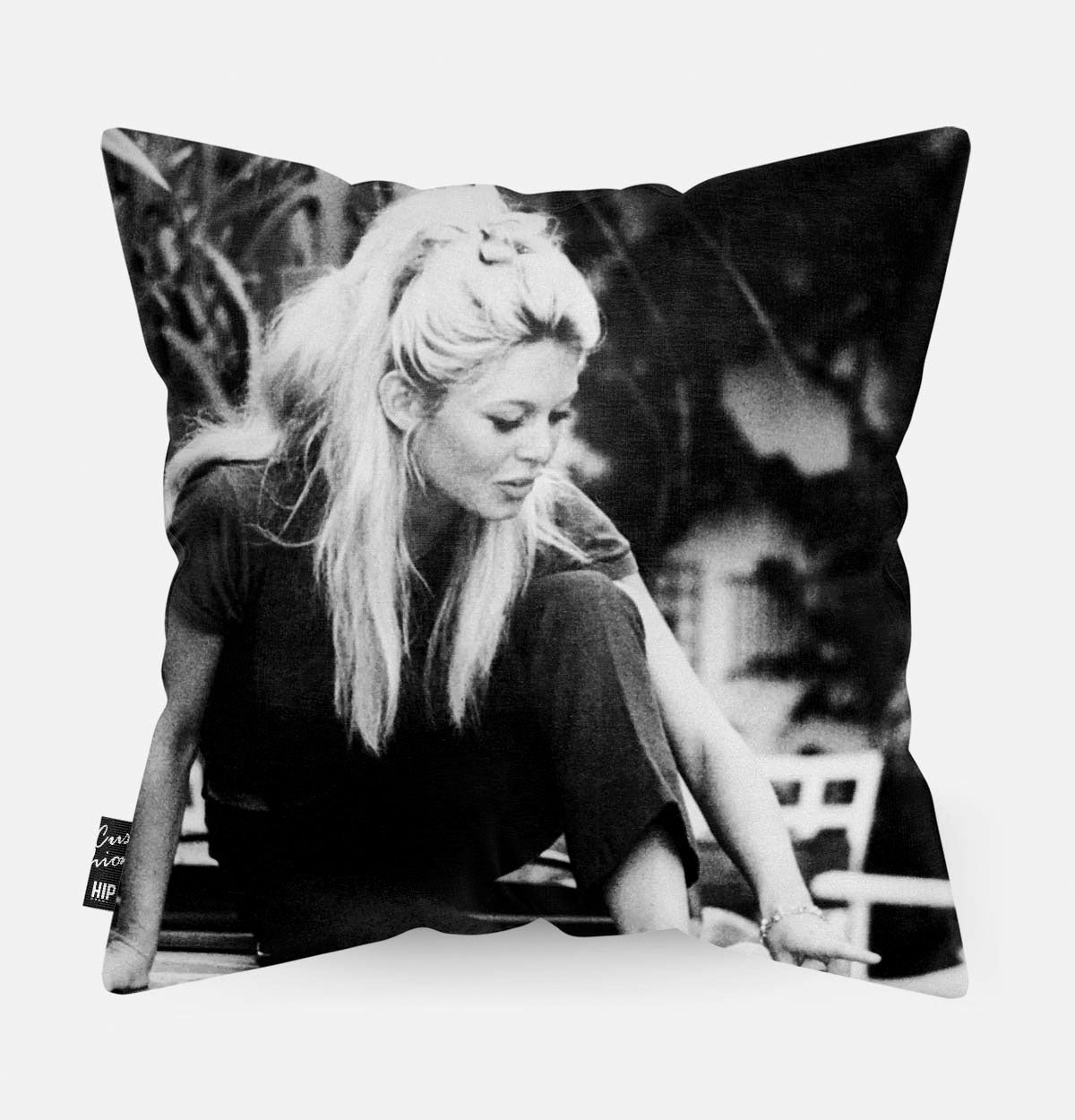 Kussen met Brigitte Bardot in zwart-wit erop afgebeeld.