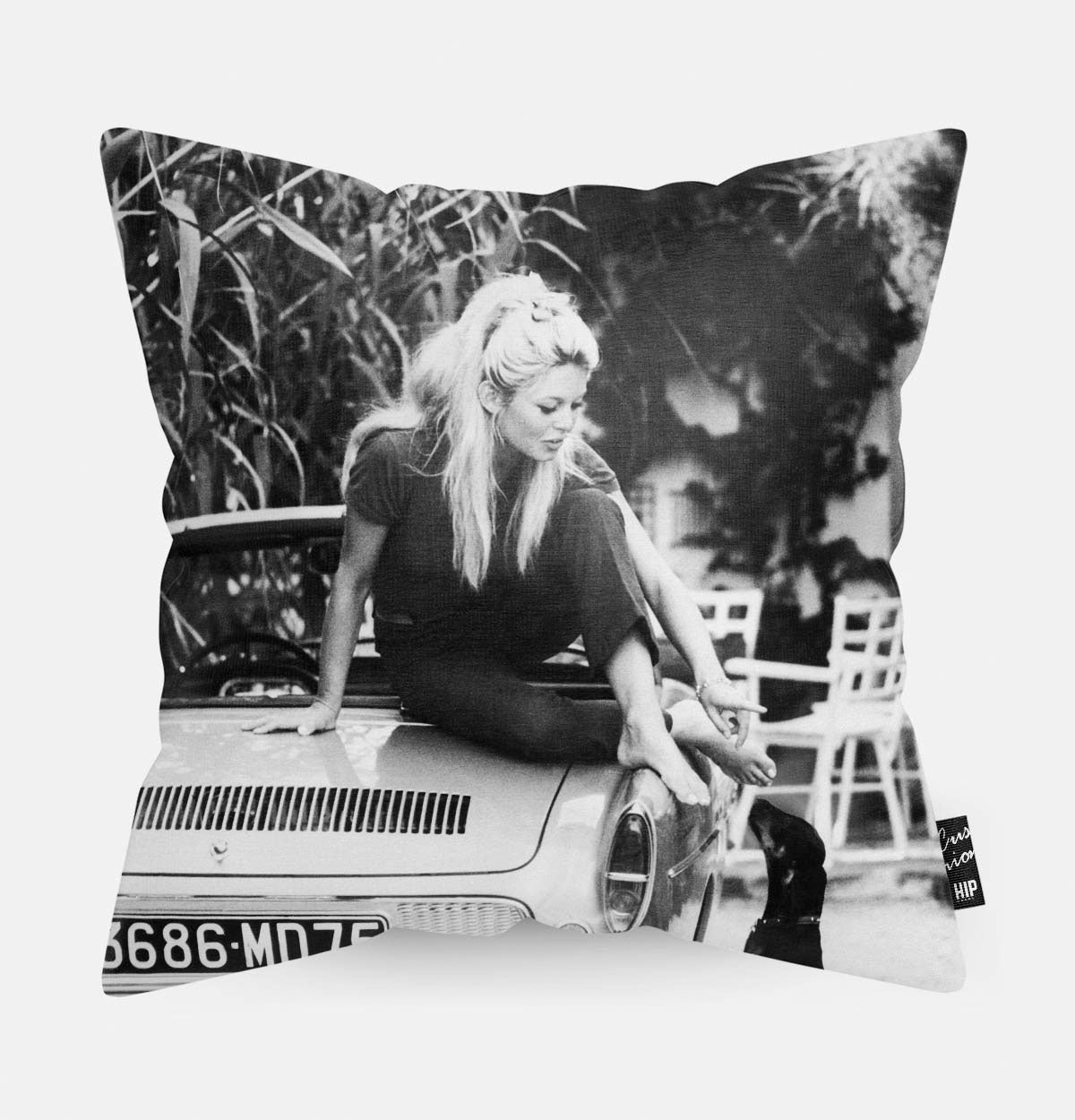 Kussen met Brigitte Bardot in zwart-wit erop afgebeeld.