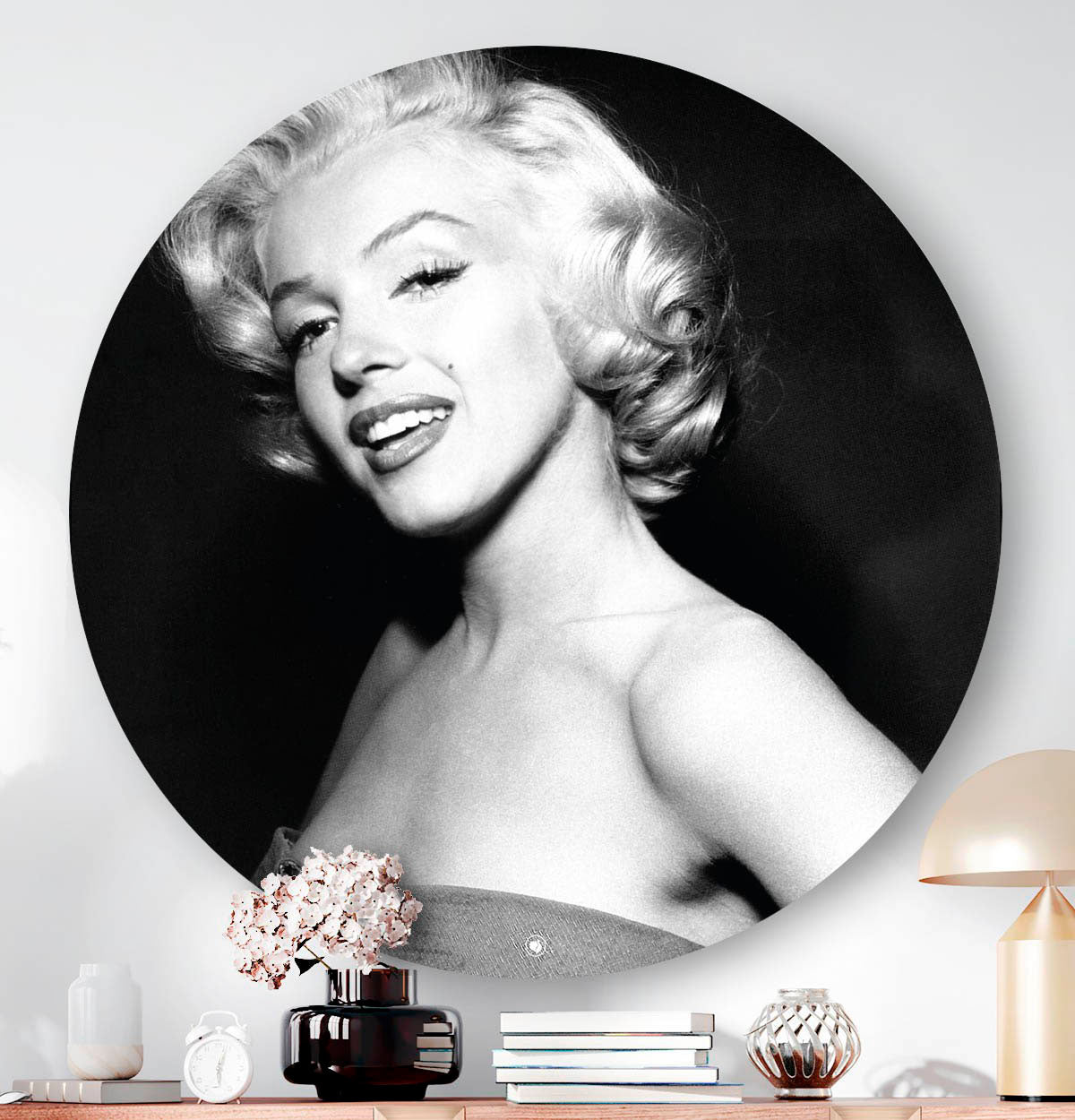 Wanddecoratie met Marilyn Monroe, gestyled met assecoires.