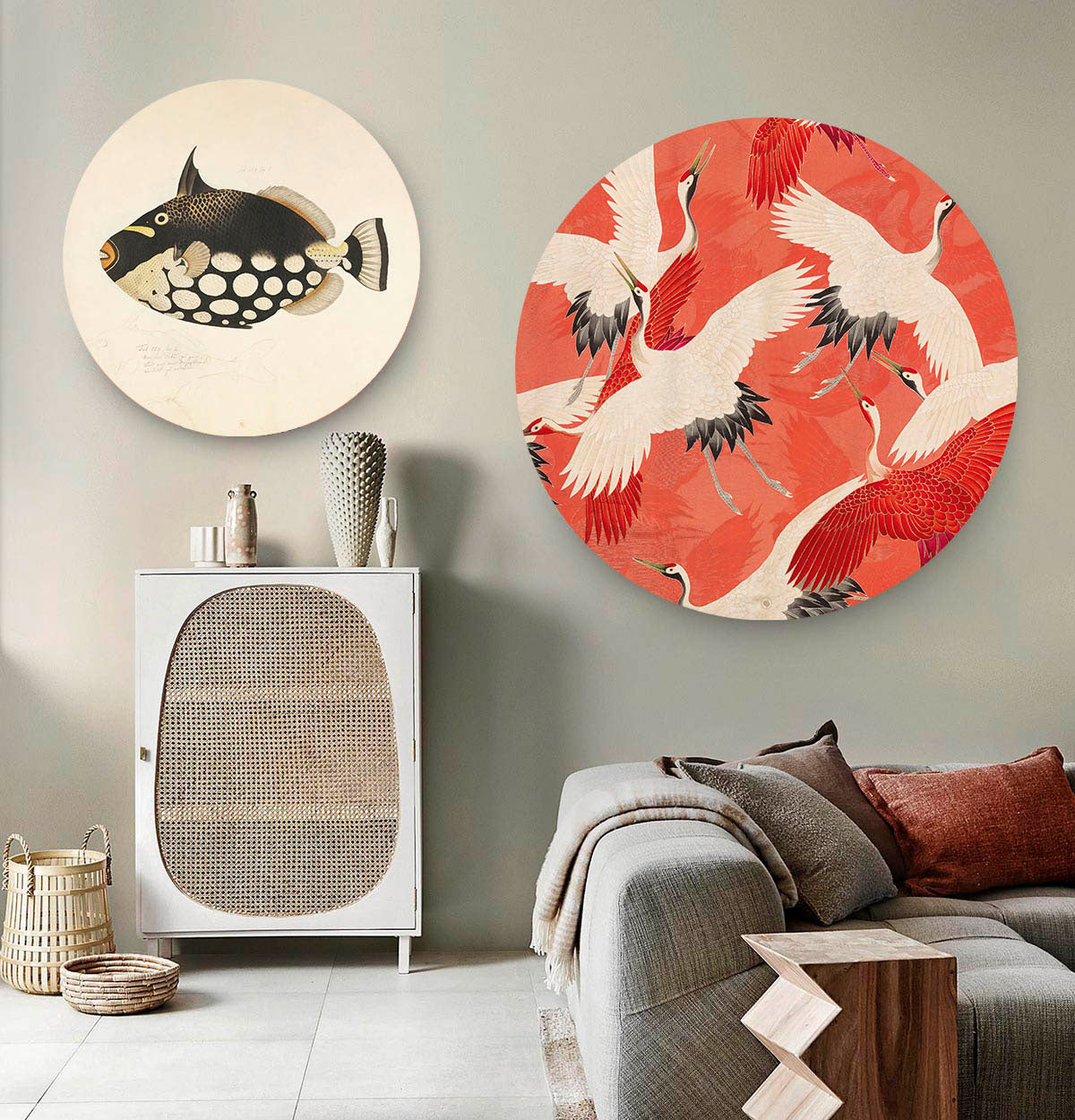Woonkamer met twee wandcirkels met kraanvogels en moderne kunst op afgebeeld.