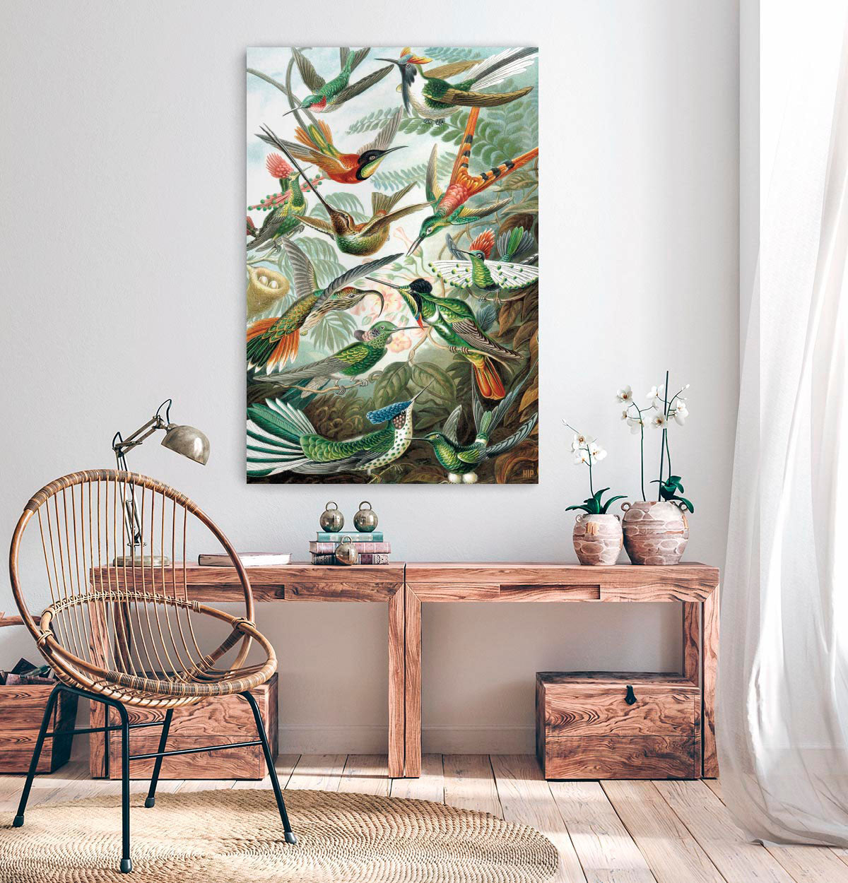 Woonkamer met houten tafel met daarboven een vierkante wanddecoratie met daarop verschillende vogels op afgebeeld.