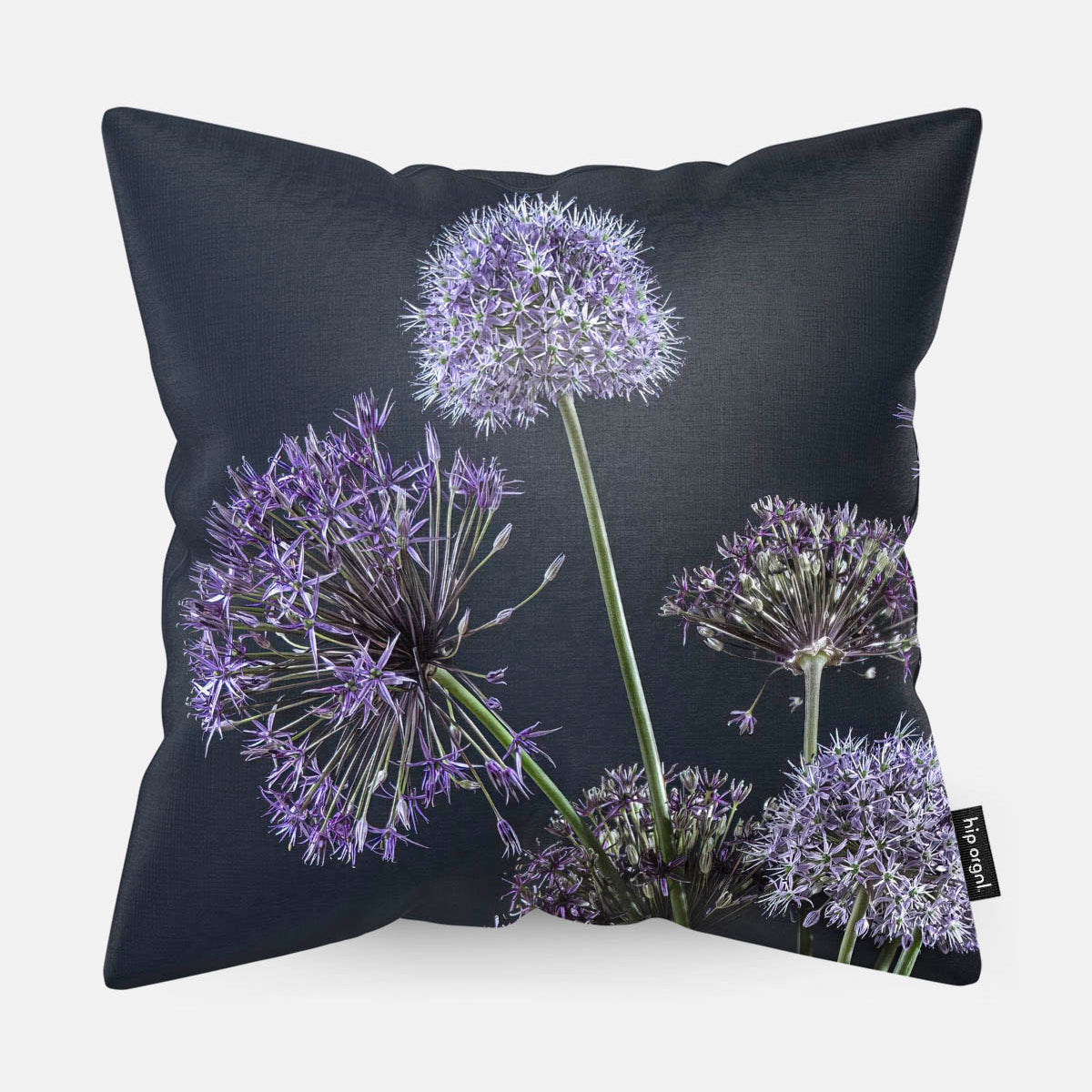 Sierkussen met paarse bloemen en een zwarte achtergrond
