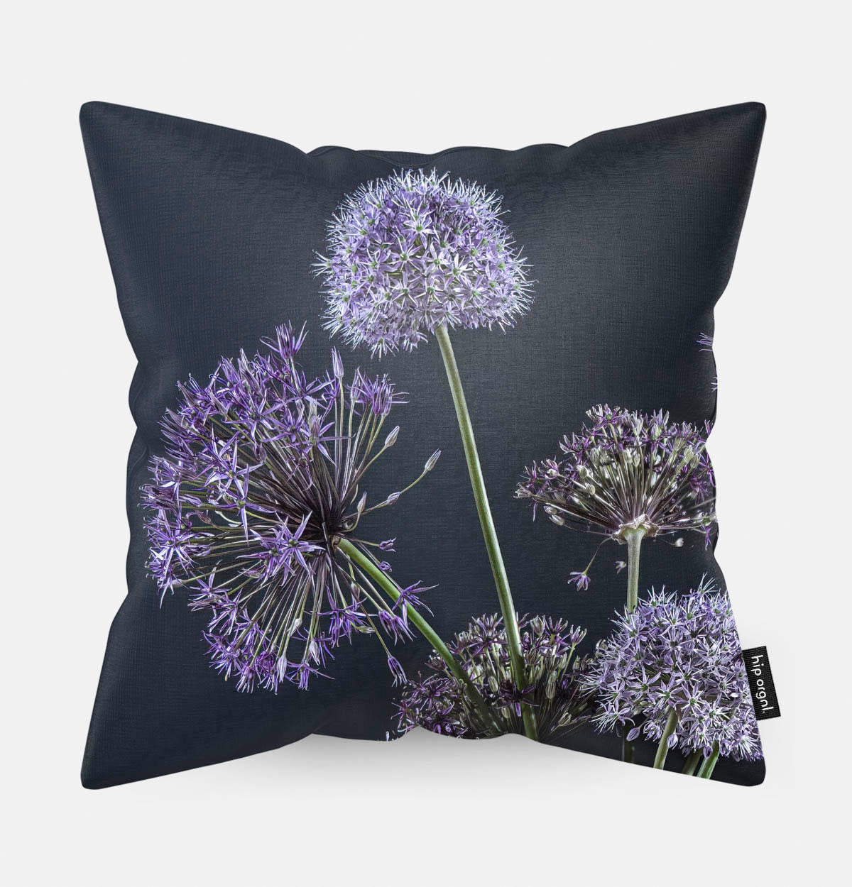 Sierkussen met paarse bloemen en een zwarte achtergrond