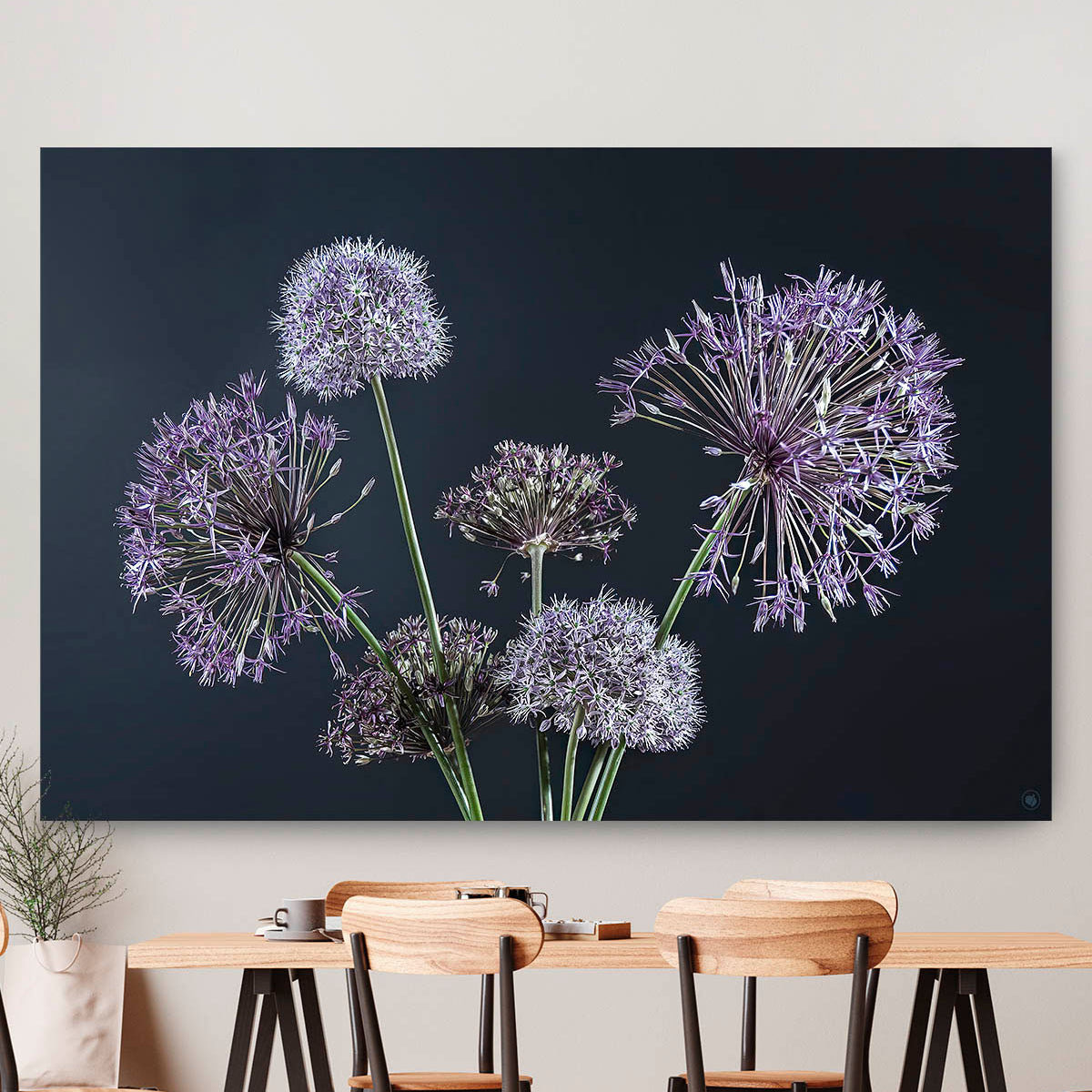Wanddecoratie met paarse bloemen en een zwarte achtergrond tegen een muur