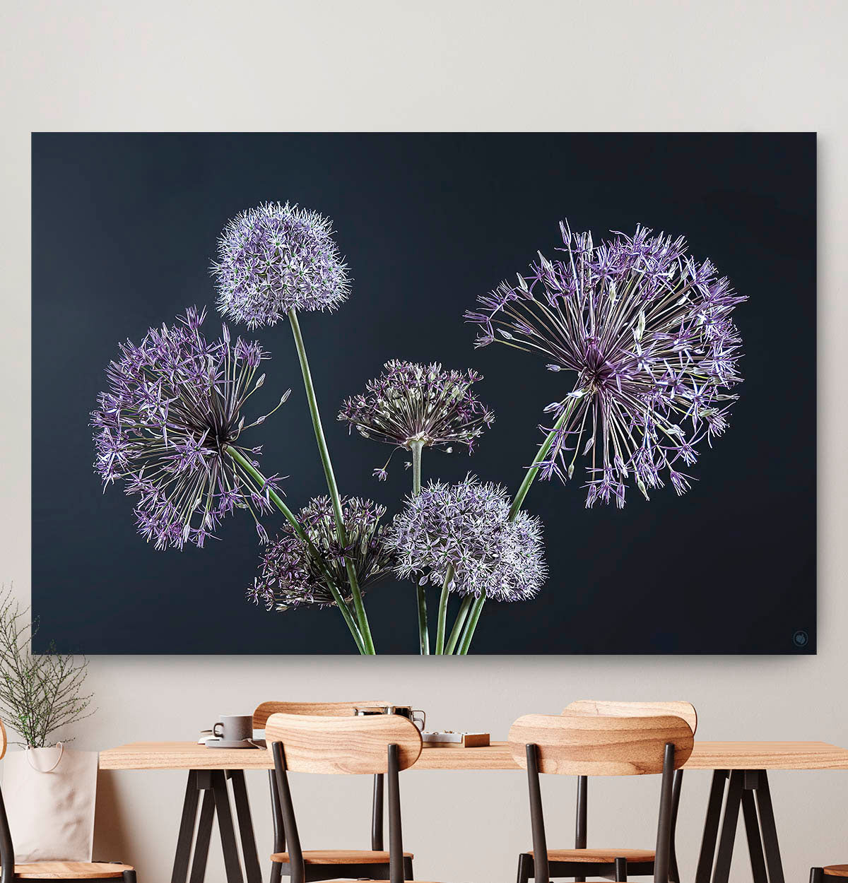 Wanddecoratie met paarse bloemen en een zwarte achtergrond tegen een muur