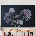 Wanddecoratie met paarse bloemen en een zwarte achtergrond tegen een muur