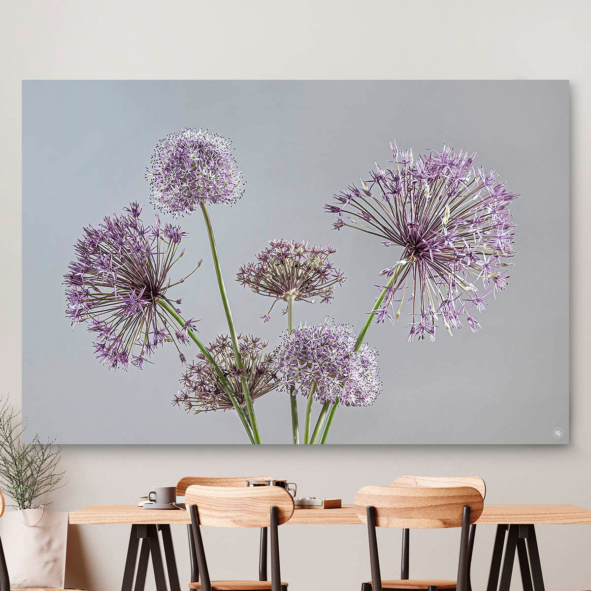 Schilderij met paarse bloemen en een grijze achtergrond en nbeige eetkamerstoelen en tafel