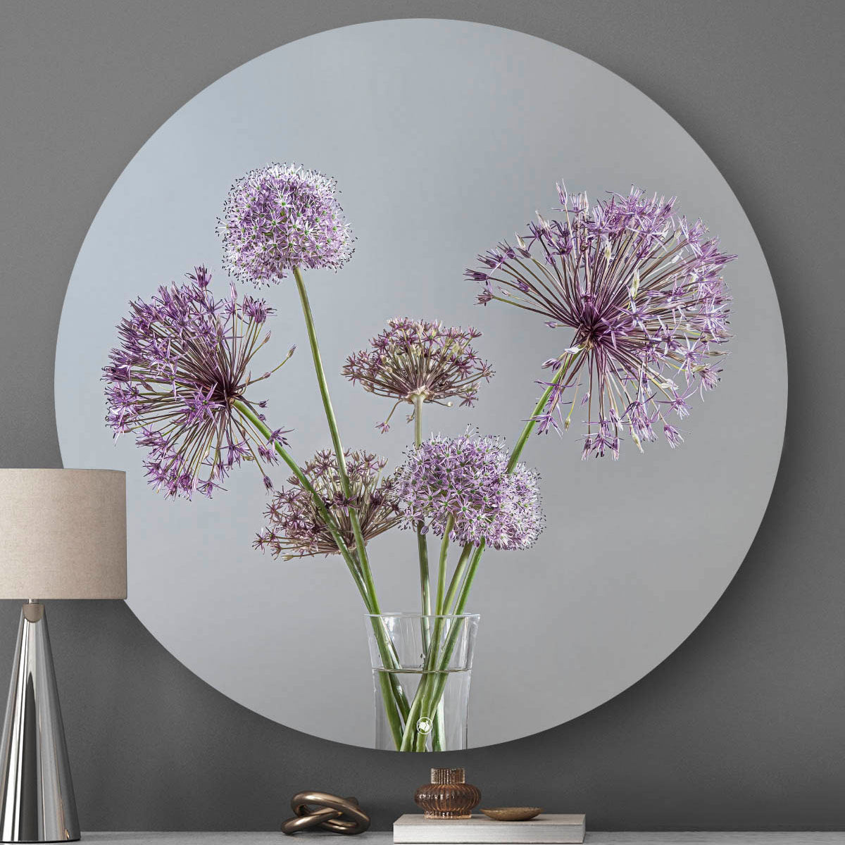 Wandcirkel met paarse bloemen en een grijze achtergrond tegen een muur met een tafellamp