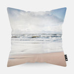 Sierkussen met strand en zee erop