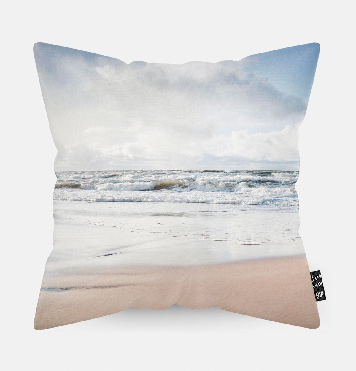 Sierkussen met strand en zee erop