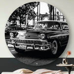 Wanddecoratie in woonkamer met zwart witte chevrolet in californië.