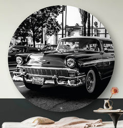 Wanddecoratie in woonkamer met zwart witte chevrolet in californië.