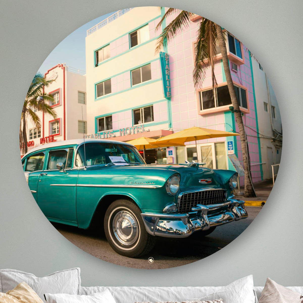 Wanddecoratie met luxe auto op Ocean Drive in Miami.