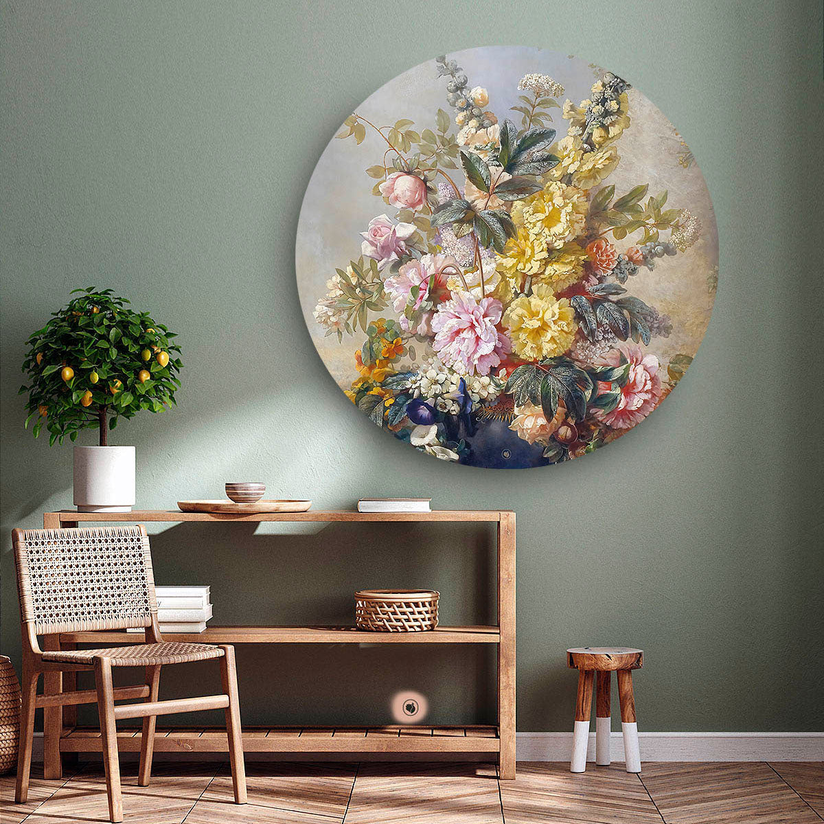 Muurcirkel met bloemen tegen een licht groene muur en een houten dressoir