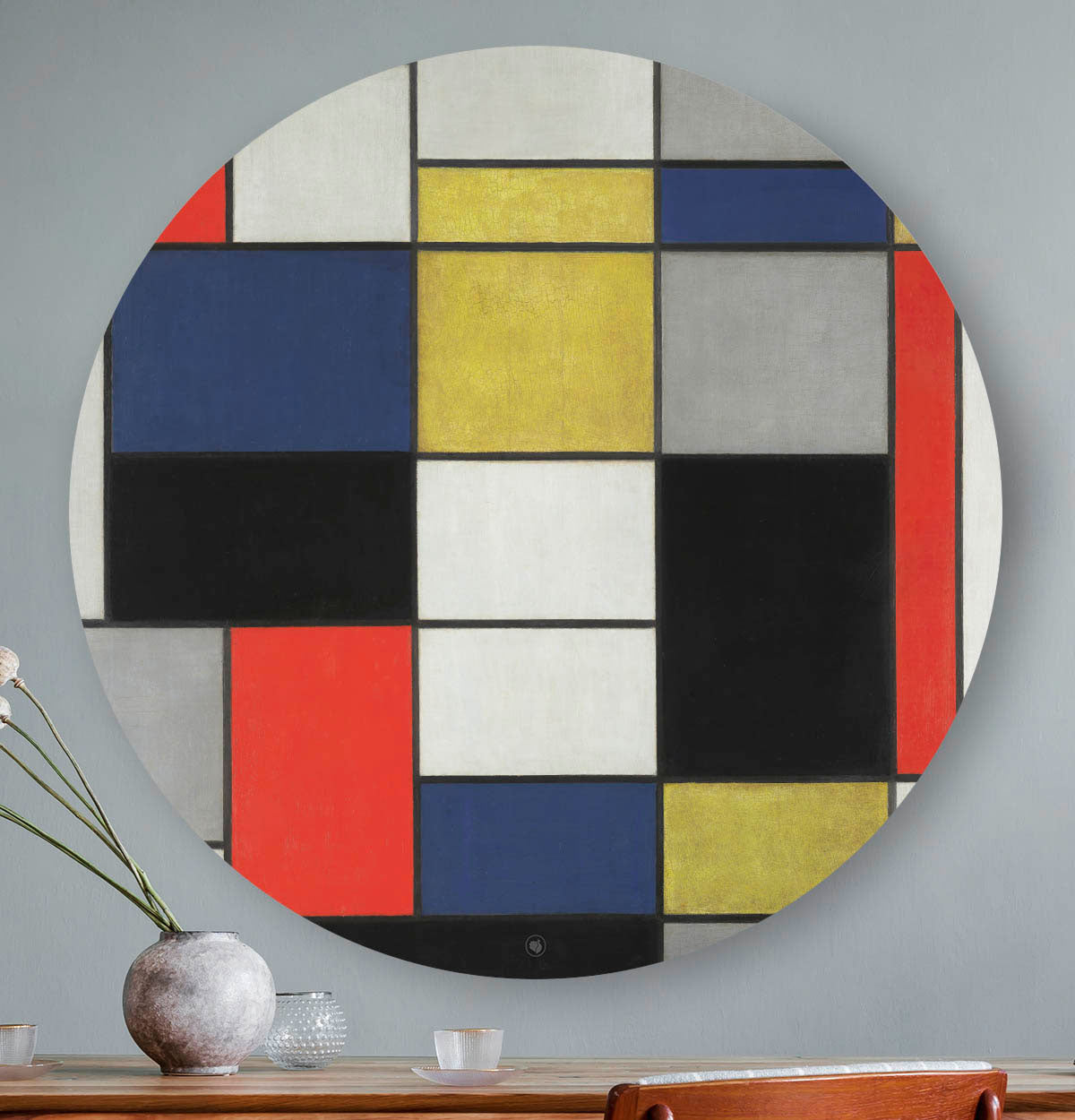 Mondriaan wandcirkel rood, geel, grijs, blauw, wit hangend aan de muur