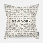 Sierkussen met stad en map New York in tekst en zwart wit