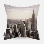 Achterzijde van een sierkussen met een afbeelding van New York Skyline
