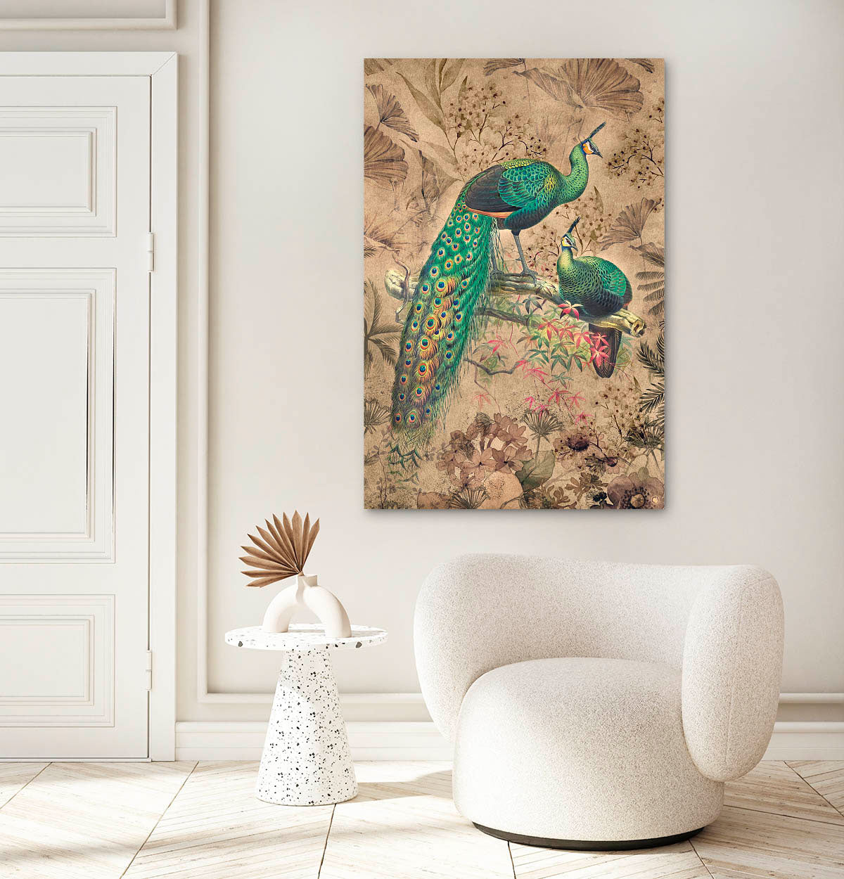 Schilderij met twee pauwen tegen een lichte muur en stoel en tafel in de voorgrond