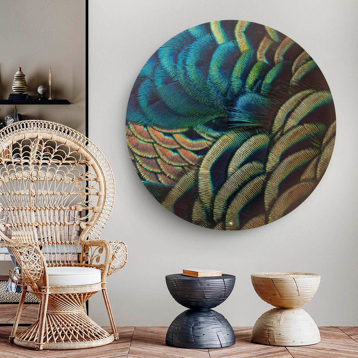 Woonkamer met een ronde wanddecoratie met de veren van een pauw op afgebeeld.