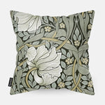 Achterzijde van een sierkussen met een groen patroon met witte bloemen