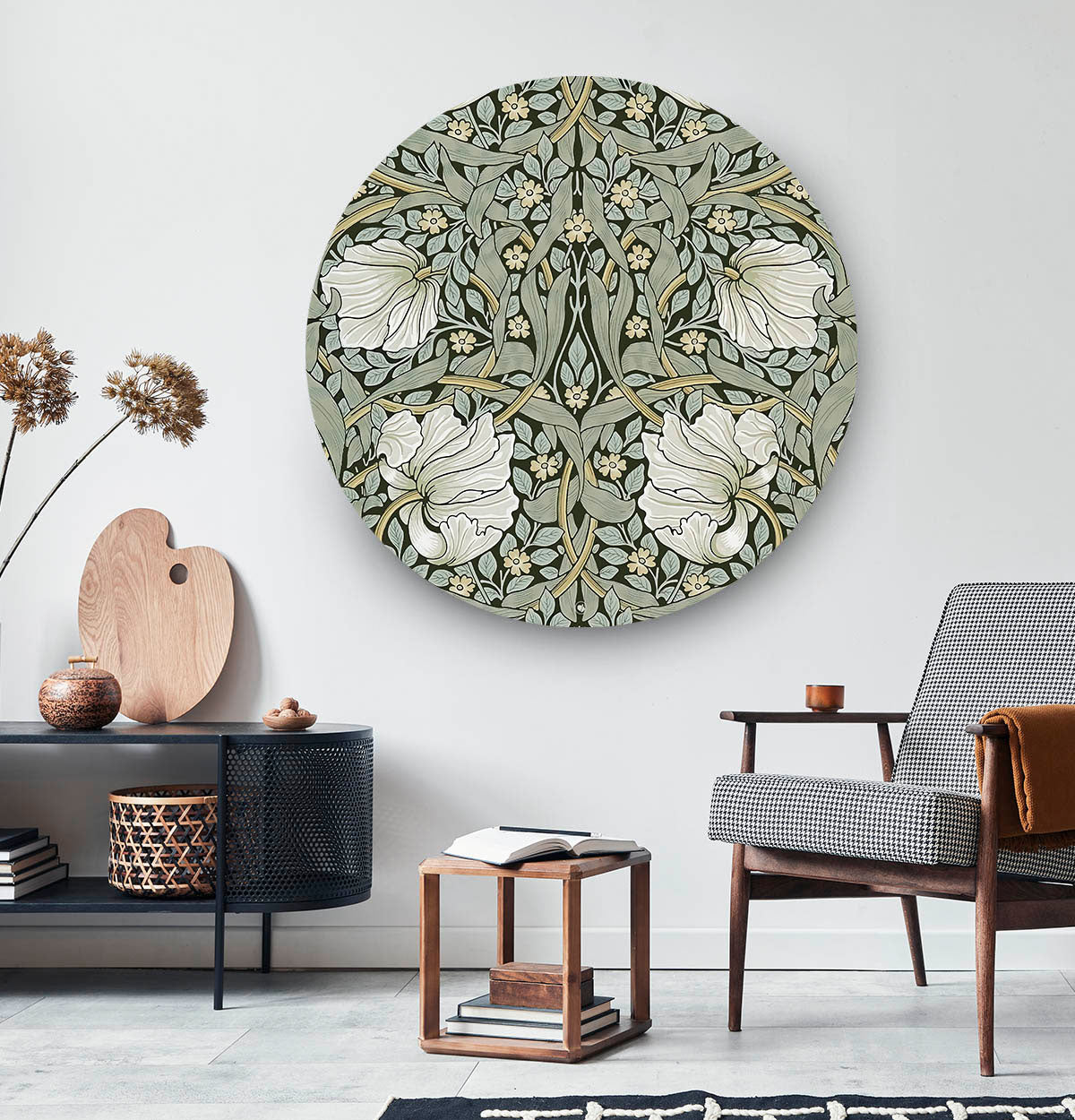 Wandcirkel met groen bloemenpatroon en een zwart metalen dressoir en houten stoel