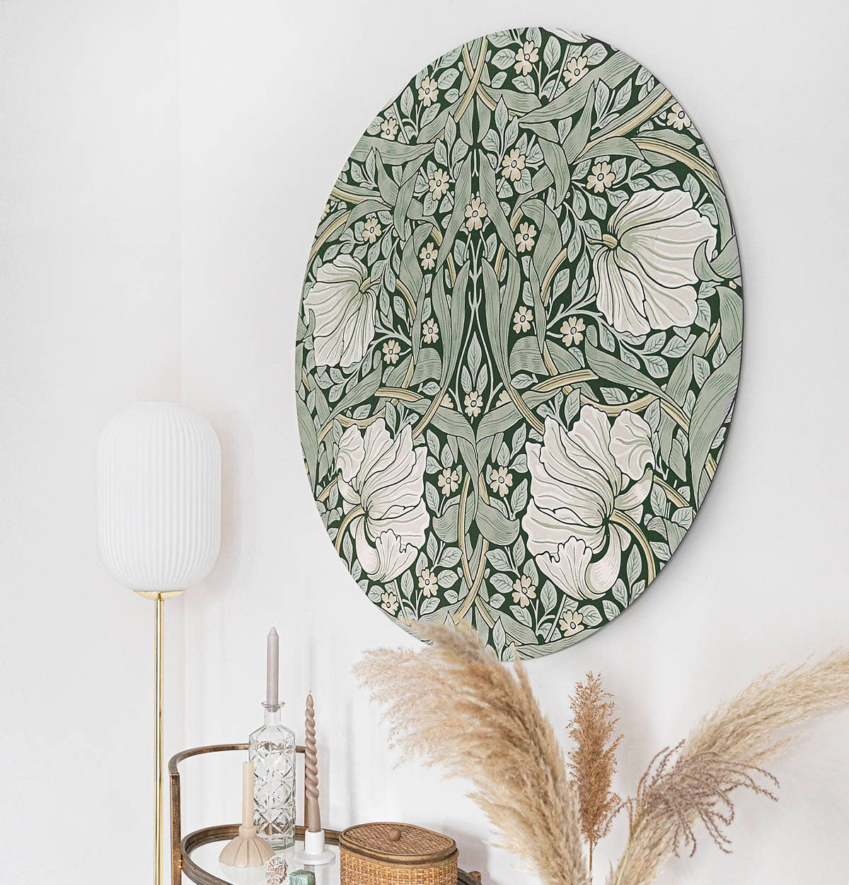 Wandcirkel tegen een witte muur met bloemenpatroon en een lamp met goud