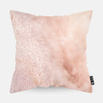 Kussen met roze pampas gras erop afgebeeld.