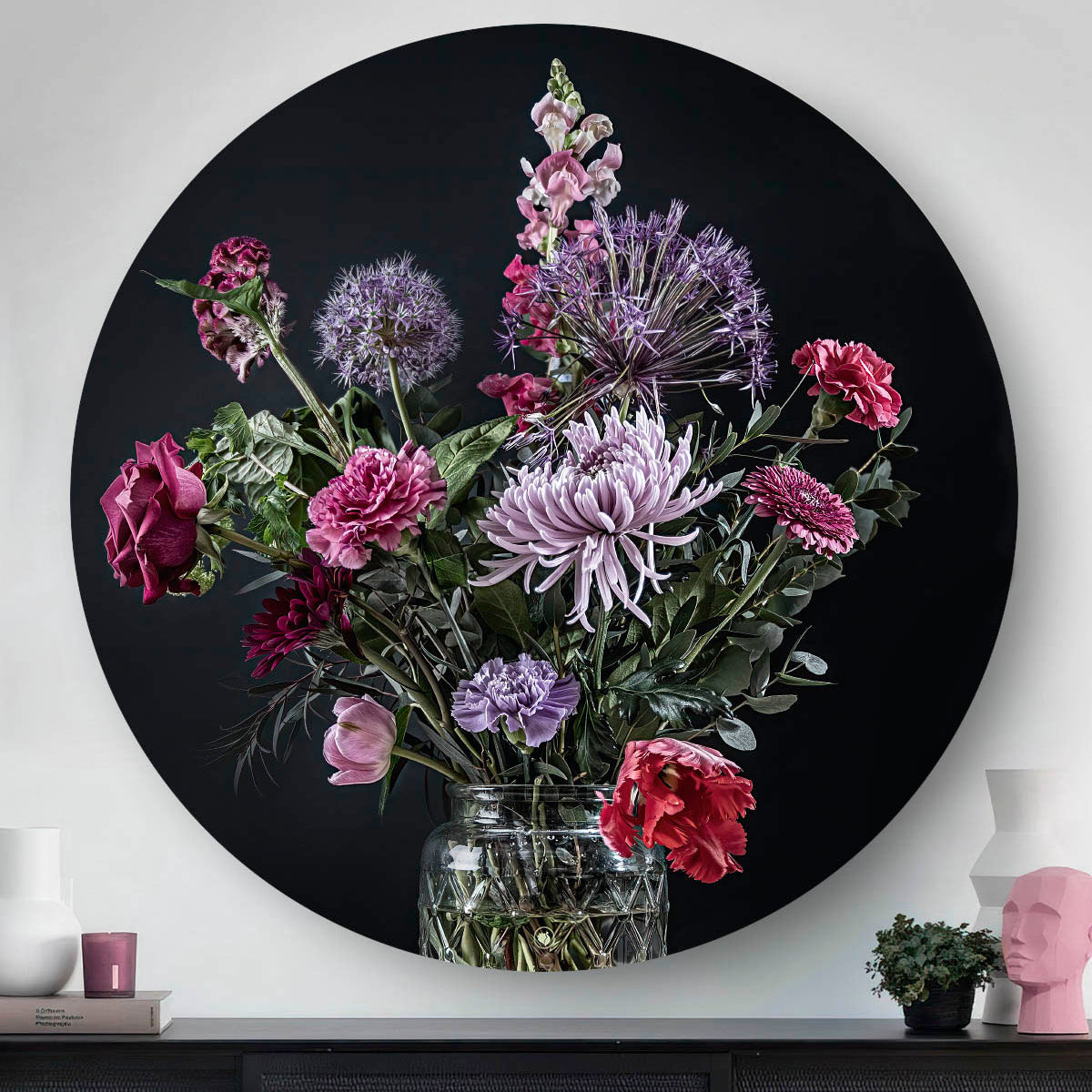 Wandcirkel met rode en paarse bloemen met een zwarte achtergrond