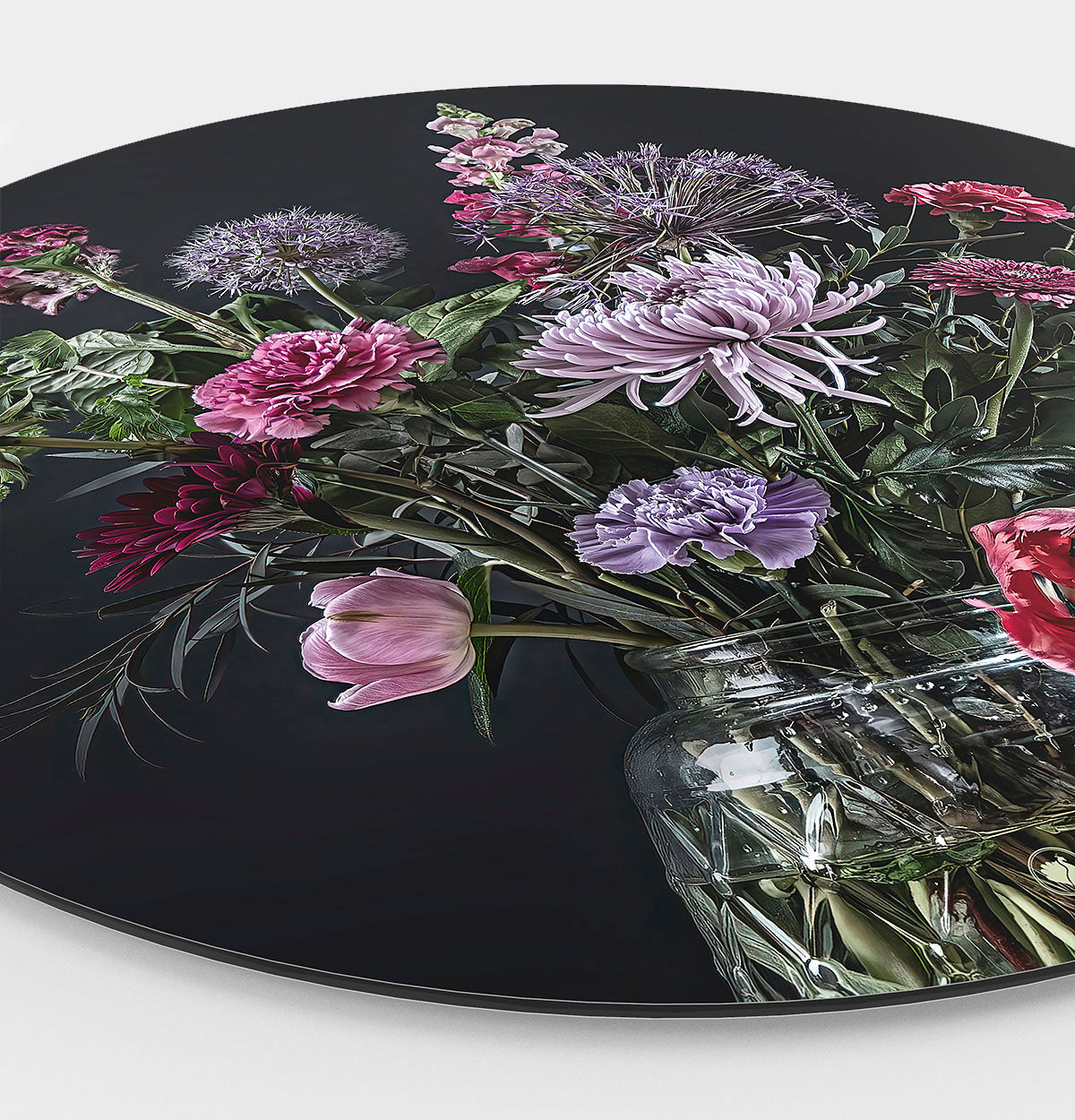 Zijkant van een wandcirkel met rode en paarse bloemen met een zwarte achtergrond