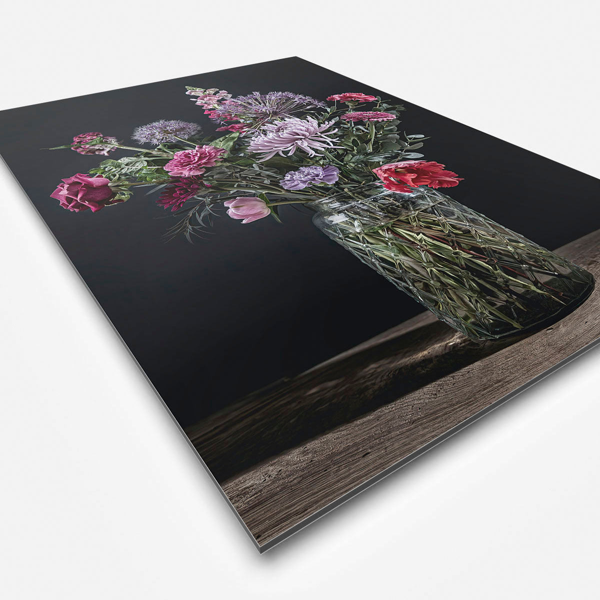 Wanddecoratie met kleurrijke bloemen in een glazen vaas