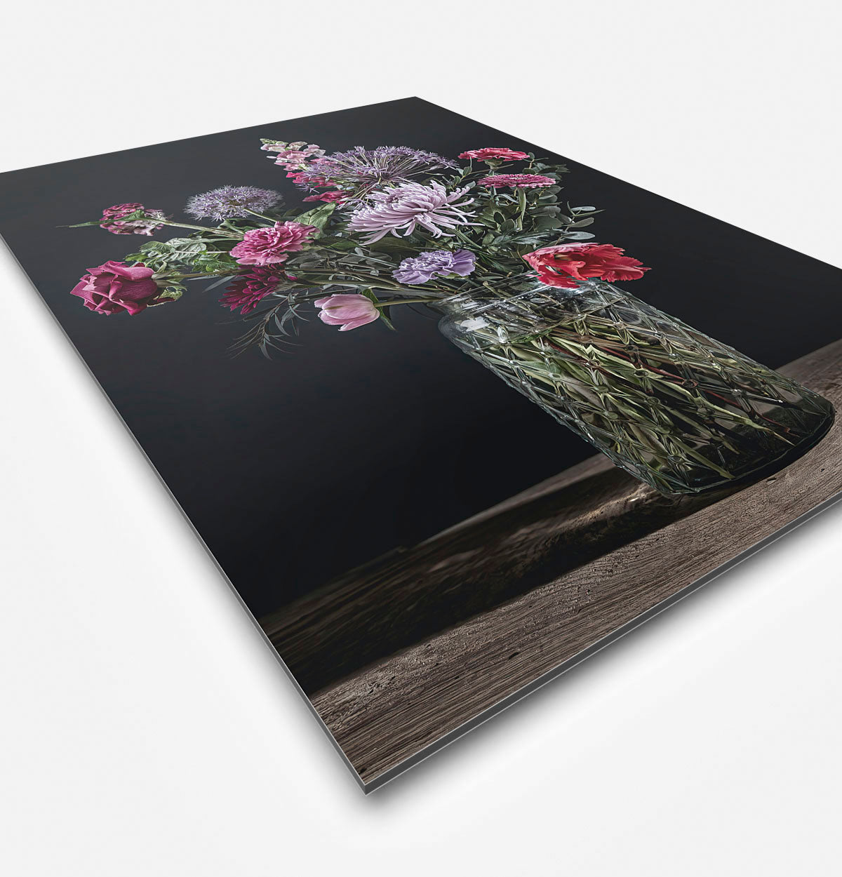 Wanddecoratie met kleurrijke bloemen in een glazen vaas