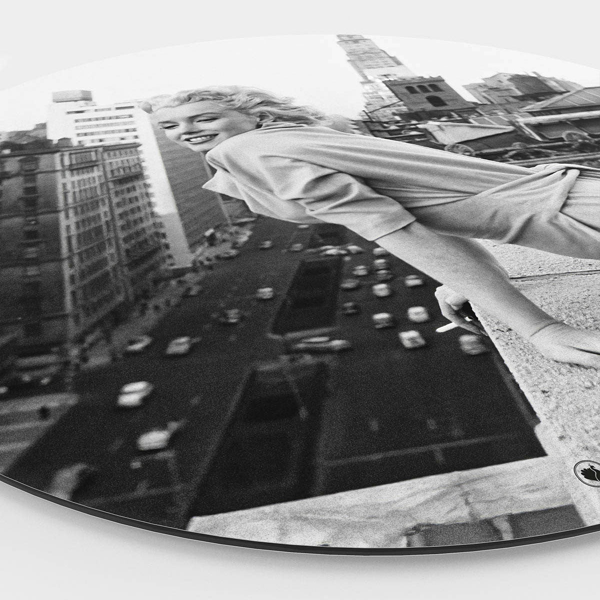 Zijkant van een wanddecoratie Marilyn Monroe in New York kijkend over een reling